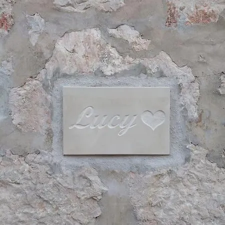 Lucy Seafront * 波尔