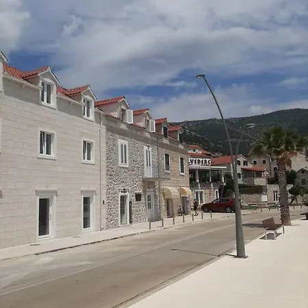 Lucy Seafront 波尔