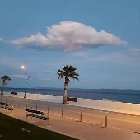 Lucy Seafront Apartment *