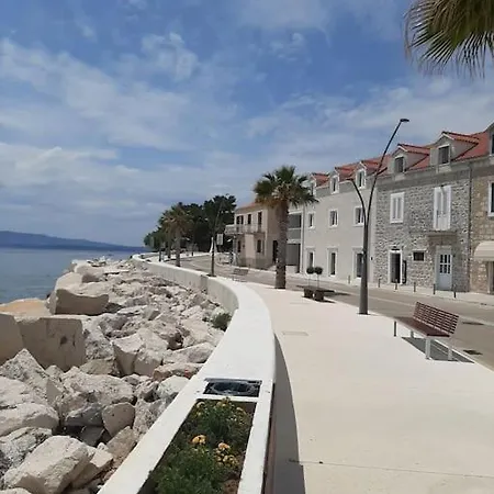 Lucy Seafront Apartment *