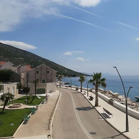 Lucy Seafront Apartment