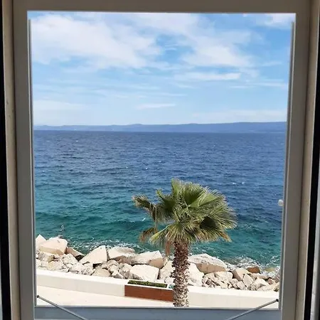 Lucy Seafront Apartment