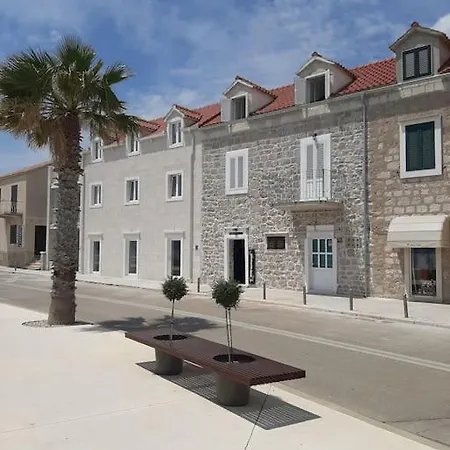 Lucy Seafront Apartment