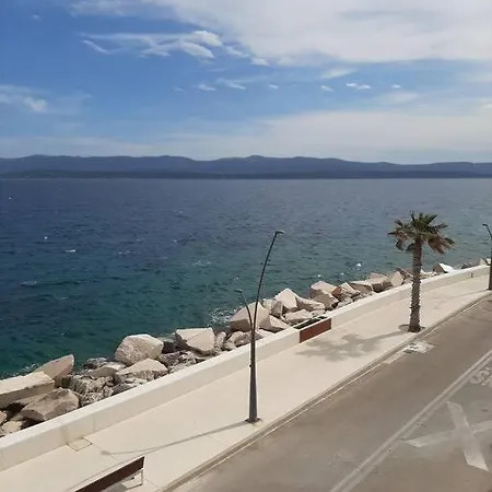 Lucy Seafront Apartment