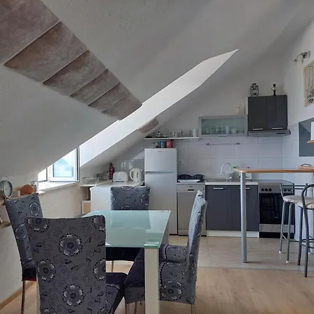 Lucy Seafront Apartment