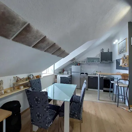Lucy Seafront Apartment