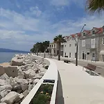Lucy Seafront Apartamento *